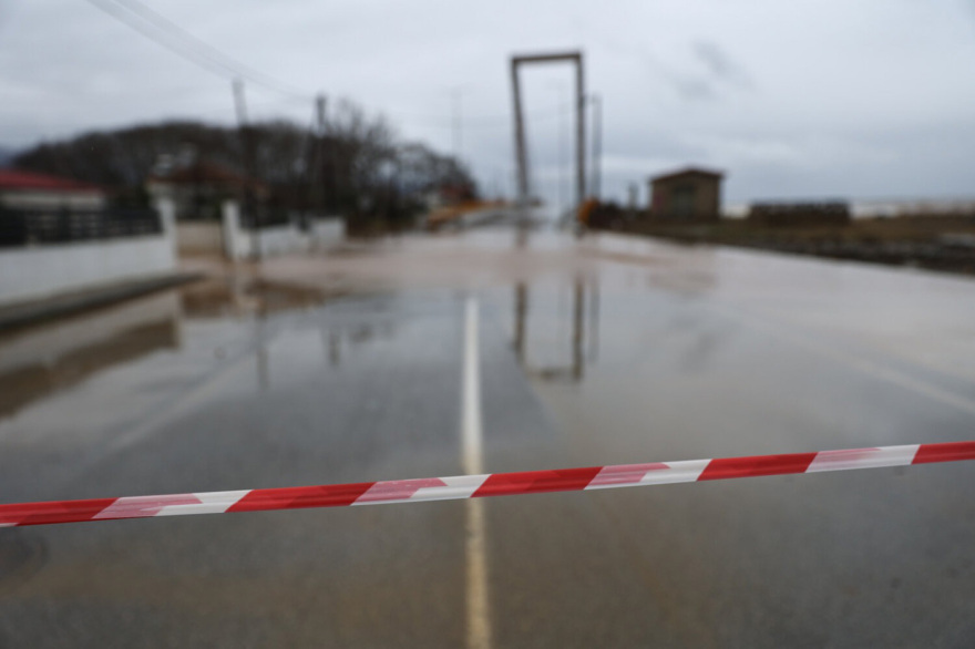 Εικόνες καταστροφής στον Αγιόκαμπο: Ποτάμια οι δρόμοι, η θάλασσα «μπήκε» στα καταστήματα, φερτά υλικά σκέπασαν την ακτογραμμή