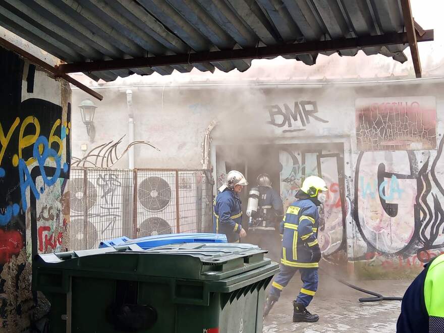 Φωτιά σε κατάστημα υποδημάτων στο κέντρο του Αγρίνιου, πυκνοί καπνοί σκέπασαν την περιοχή