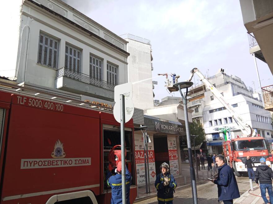Φωτιά σε κατάστημα υποδημάτων στο κέντρο του Αγρίνιου, πυκνοί καπνοί σκέπασαν την περιοχή
