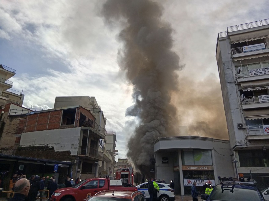 Φωτιά σε κατάστημα υποδημάτων στο κέντρο του Αγρίνιου, πυκνοί καπνοί σκέπασαν την περιοχή