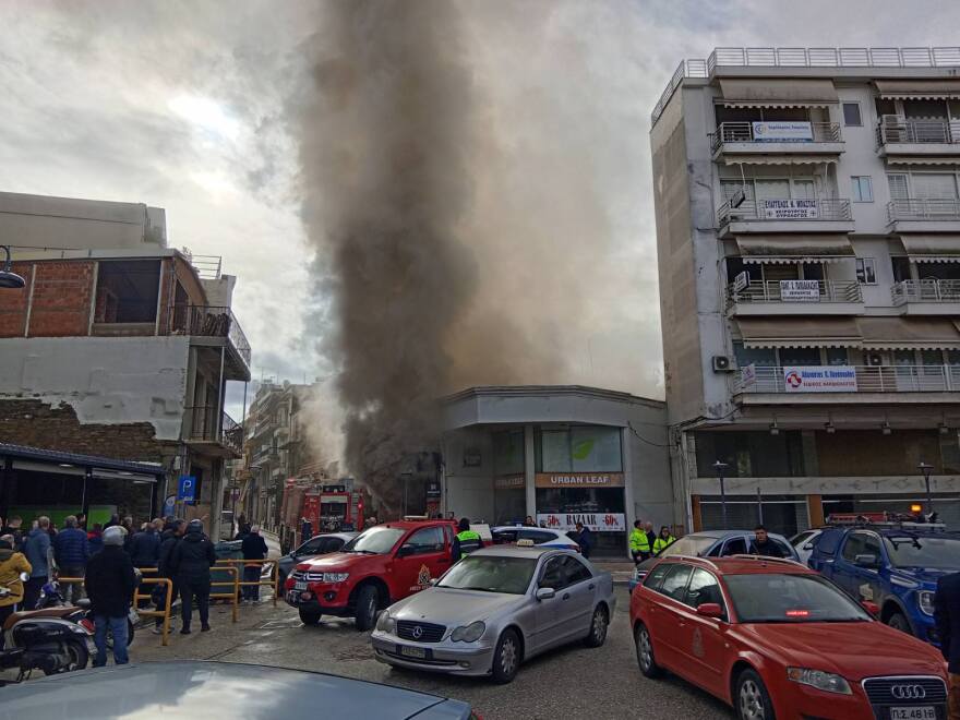 Φωτιά σε κατάστημα υποδημάτων στο κέντρο του Αγρίνιου, πυκνοί καπνοί σκέπασαν την περιοχή