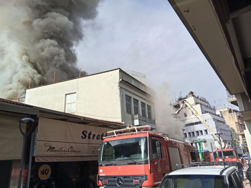 Φωτιά σε κατάστημα υποδημάτων στο κέντρο του Αγρίνιου, πυκνοί καπνοί σκέπασαν την περιοχή