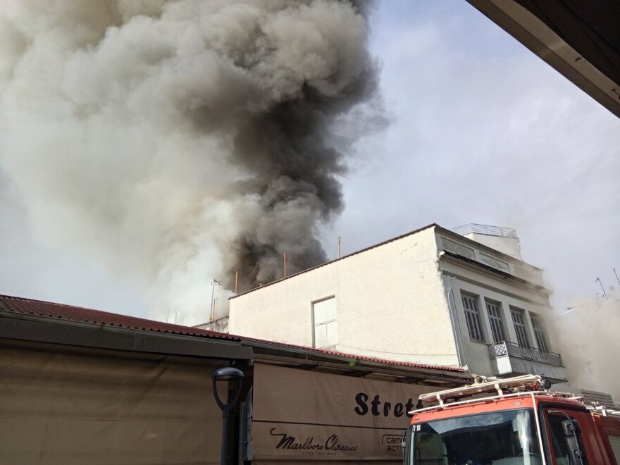 Φωτιά σε κατάστημα υποδημάτων στο κέντρο του Αγρίνιου, πυκνοί καπνοί σκέπασαν την περιοχή