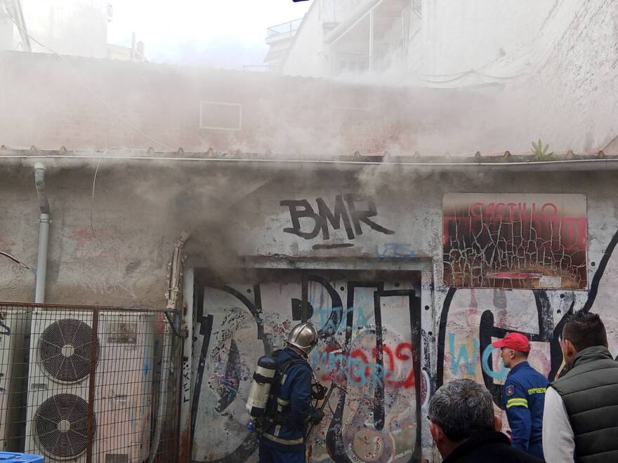 Φωτιά σε κατάστημα υποδημάτων στο κέντρο του Αγρίνιου, πυκνοί καπνοί σκέπασαν την περιοχή