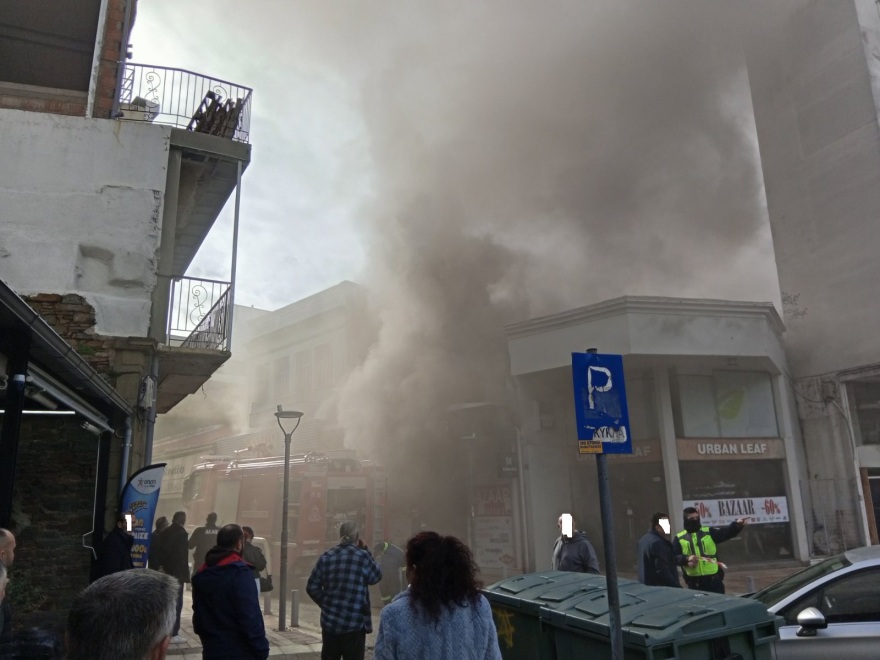 Φωτιά σε κατάστημα υποδημάτων στο κέντρο του Αγρίνιου, πυκνοί καπνοί σκέπασαν την περιοχή