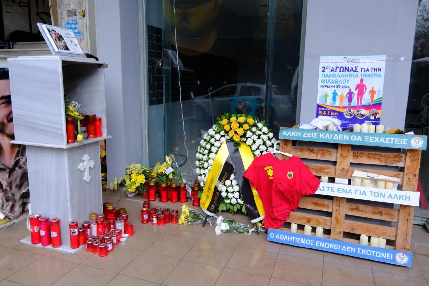 Τρισάγιο στη μνήμη του Άλκη Καμπανού: Τα ισόβια σε αυτή την υπόθεση τα έχουμε υποστεί εμείς, είπε ο πατέρας του