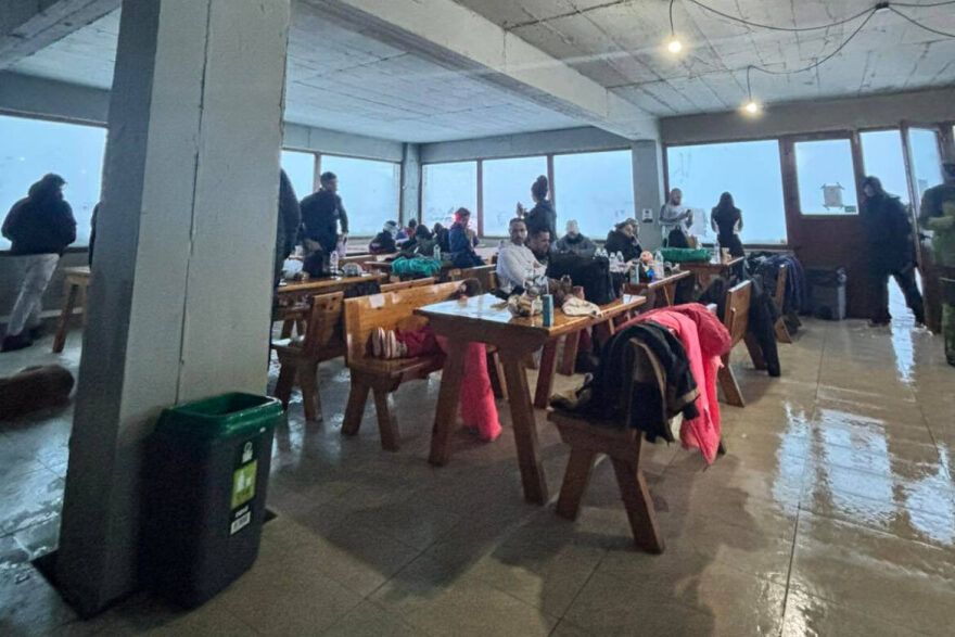 Εγκλωβισμένοι παραμένουν δεκάδες επισκέπτες στο χιονοδρομικό κέντρο Φαλακρού, ανάμεσά τους οικογένειες με παιδιά