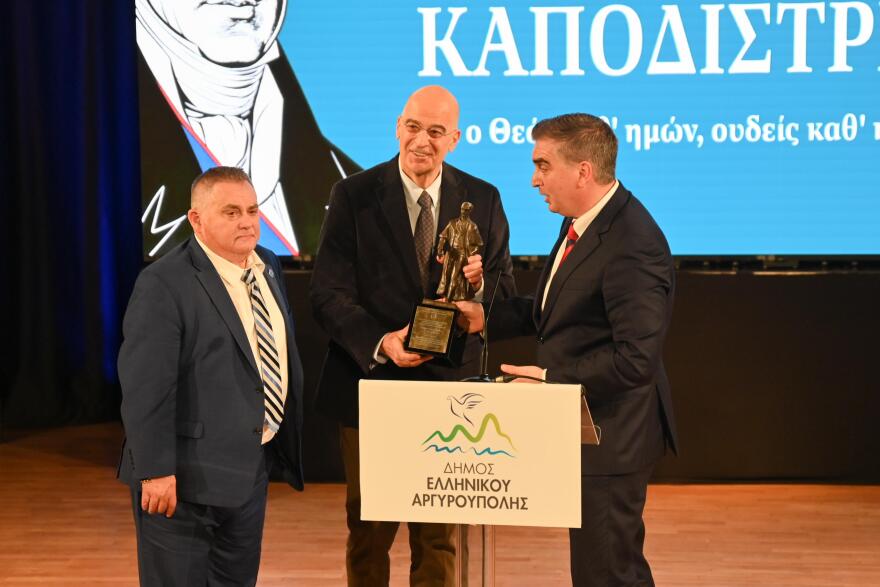 Αποκαλυπτήρια του ανδριάντα του Ιωάννη Καποδίστρια στον δήμο Ελληνικού-Αργυρούπολης, μετονομασία της πλατείας Δημαρχείου, δείτε φωτογραφίες