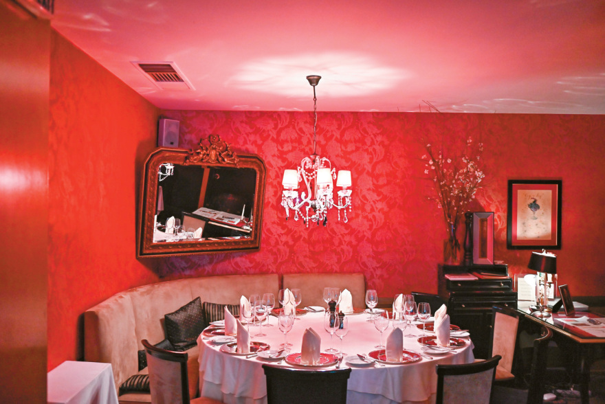 «L' Abreuvoir»: Από το Παρίσι στον χωματόδρομο του Κολωνακίου, εκεί που δείπνησαν Ωνάσης, Κάλλας, Πίτερ Ουστίνοφ και Σον Κόνερι