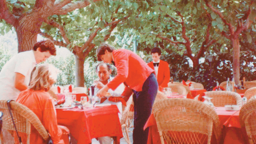 «L' Abreuvoir»: Από το Παρίσι στον χωματόδρομο του Κολωνακίου, εκεί που δείπνησαν Ωνάσης, Κάλλας, Πίτερ Ουστίνοφ και Σον Κόνερι