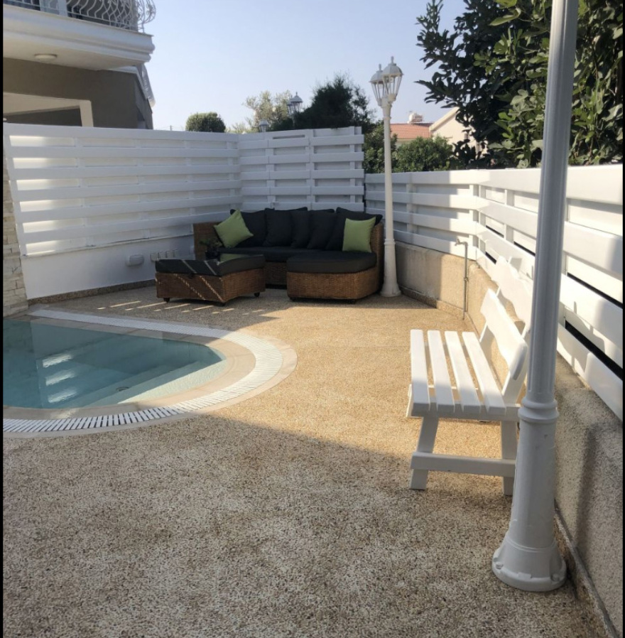 Φειδίας Παναγιώτου: Οι φωτογραφίες και το συμβόλαιο που τον καίνε για το «πολιτικό γραφείο» με πισίνα και τέσσερις κρεβατοκάμαρες