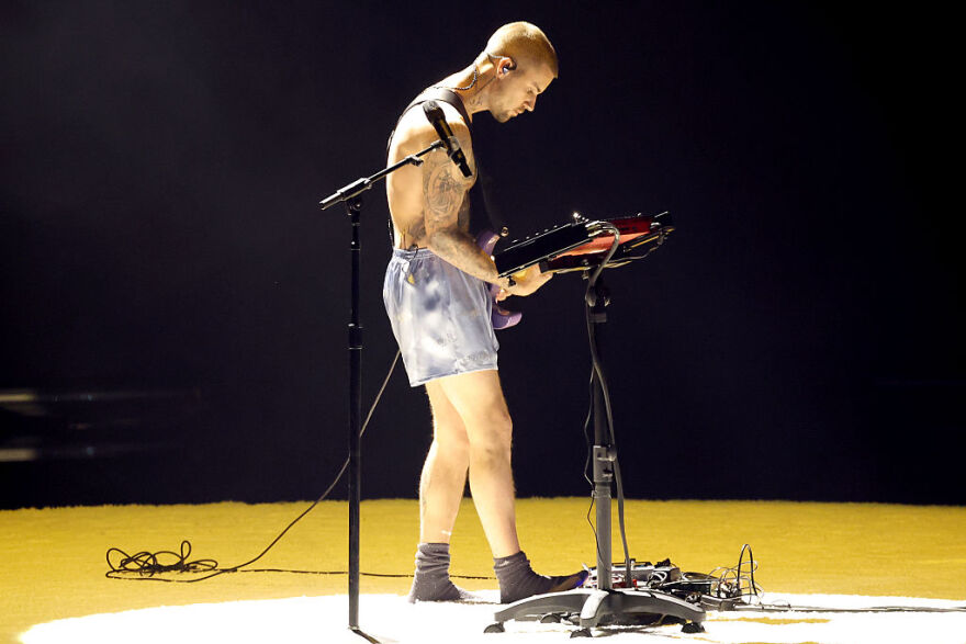 Ο Τζάστιν Μπίμπερ εμφανίστηκε στη σκηνή των Grammy με μποξεράκι και κάλτσες
