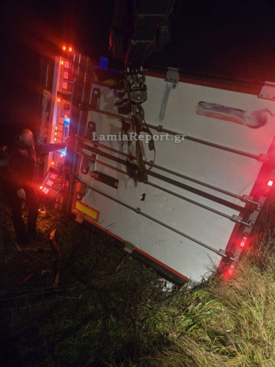Σοβαρό τροχαίο στην Αθηνών - Λαμίας: Τούμπαρε νταλίκα-ψυγείο με φρούτα, δείτε εικόνες