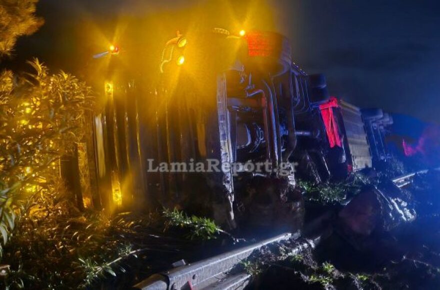 Σοβαρό τροχαίο στην Αθηνών - Λαμίας: Τούμπαρε νταλίκα-ψυγείο με φρούτα, δείτε εικόνες