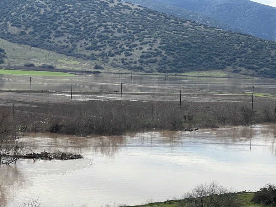 Υπερχείλισε ο Πηνειός έξω από τη Λάρισα: Πλημμύρισαν αγροτικές εκτάσεις