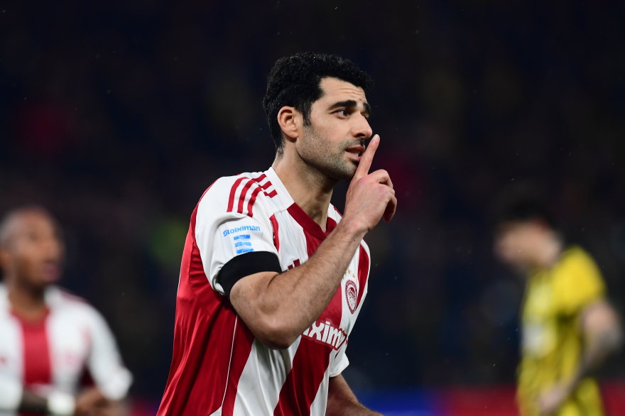 Επεισοδιακό το ντέρμπι ΑΕΚ - Ολυμπιακός: Οι διαμαρτυρίες Ηλιόπουλου, οι καταγγελίες Καραπαπά και η ανταλλαγή δηλώσεων