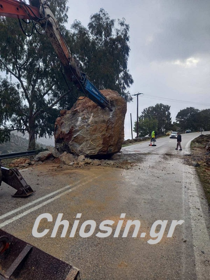 Χίος: Ξεκίνησε η απομάκρυνση του τεράστιου βράχου που έπεσε στο οδόστρωμα, δείτε εικόνες από την επιχείρηση