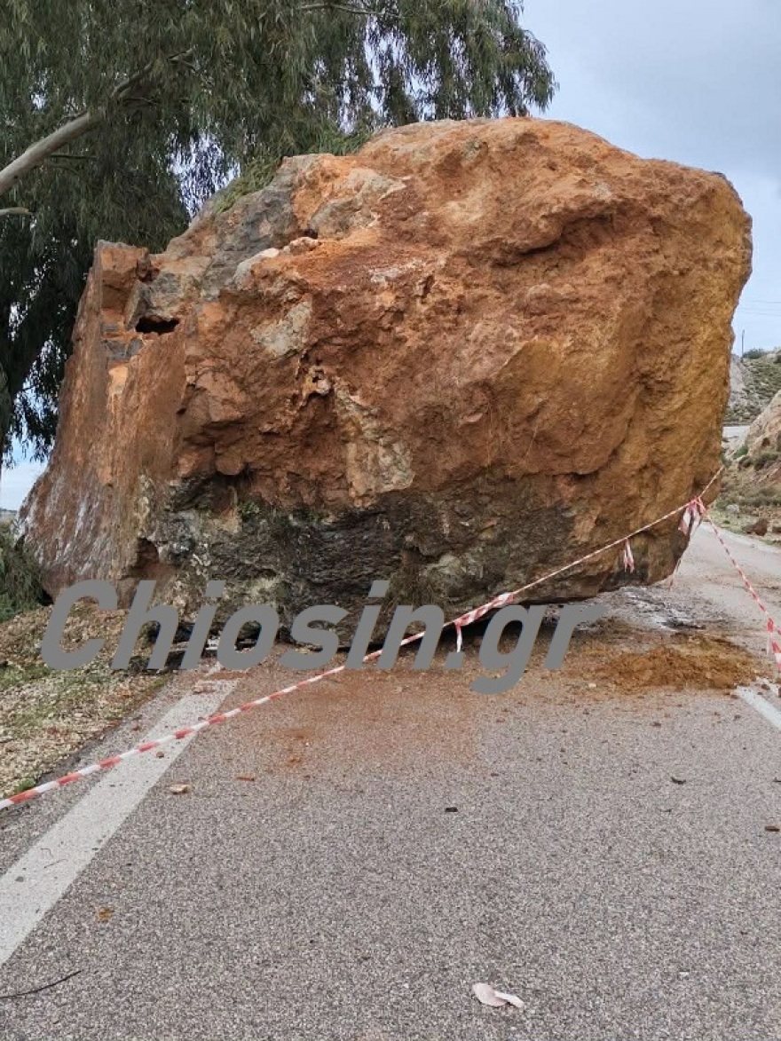 Χίος: Ξεκίνησε η απομάκρυνση του τεράστιου βράχου που έπεσε στο οδόστρωμα, δείτε εικόνες από την επιχείρηση