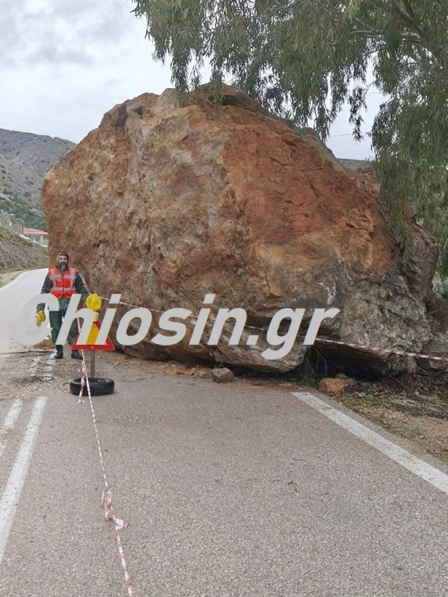Χίος: Ξεκίνησε η απομάκρυνση του τεράστιου βράχου που έπεσε στο οδόστρωμα, δείτε εικόνες από την επιχείρηση