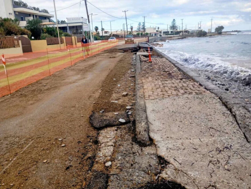 Κατέρρευσε μεγάλο τμήμα της ακτογραμμής στις Γούβες του Ηρακλείου, δείτε βίντεο και φωτογραφίες