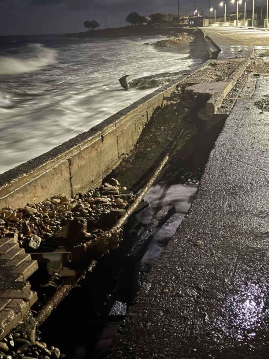 Κατέρρευσε μεγάλο τμήμα της ακτογραμμής στις Γούβες του Ηρακλείου, δείτε βίντεο και φωτογραφίες