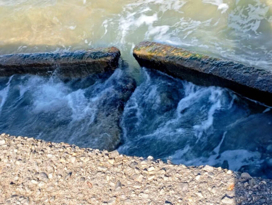 Κατέρρευσε μεγάλο τμήμα της ακτογραμμής στις Γούβες του Ηρακλείου, δείτε βίντεο και φωτογραφίες