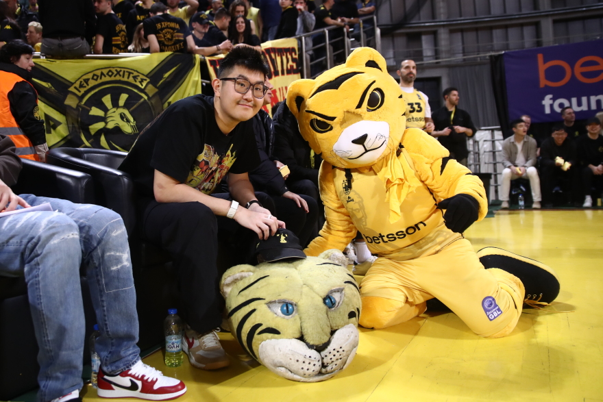 Ο Σιάο ξανά στο Αλεξάνδρειο με μπλούζα που έχει Γκάλη, Γιαννάκη και τις άλλες μεγάλες μορφές του Άρη, δείτε φωτογραφίες
