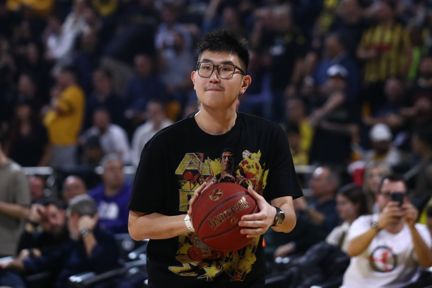 Ο Σιάο ξανά στο Αλεξάνδρειο με μπλούζα που έχει Γκάλη, Γιαννάκη και τις άλλες μεγάλες μορφές του Άρη, δείτε φωτογραφίες
