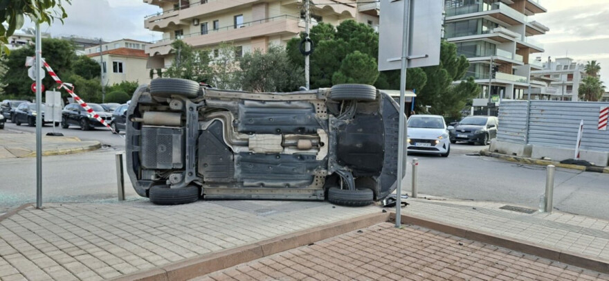 Δύο τραυματίες σε τροχαίο στη Γλυφάδα, τούμπαρε το ένα αυτοκίνητο
