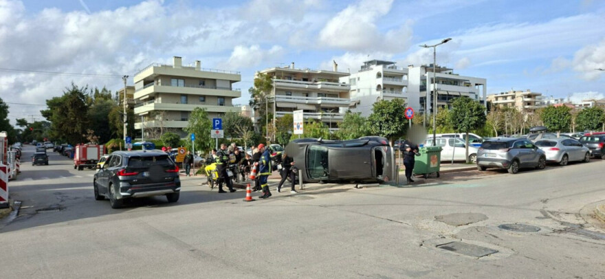 Δύο τραυματίες σε τροχαίο στη Γλυφάδα, τούμπαρε το ένα αυτοκίνητο
