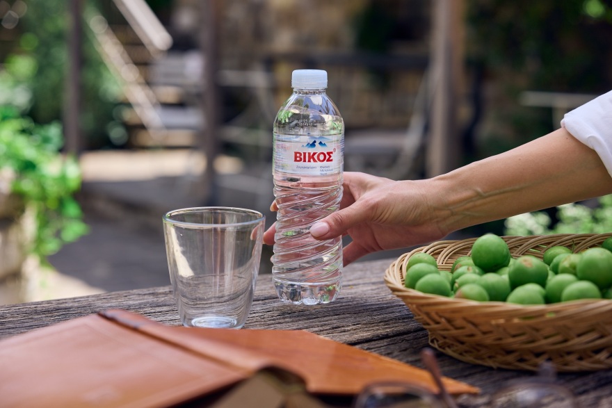 Δεν είναι όλα τα νερά ίδια: πώς επιλέγουν οι καταναλωτές το νερό που πίνουν