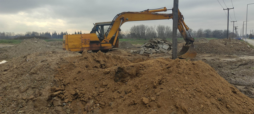 Πετούσαν παράνομα μπάζα από έργα για αγωγούς σε οικόπεδα στη Θεσσαλονίκη ενώ η σύμβαση των €7 εκατ. προέβλεπε διαχείρισή τους