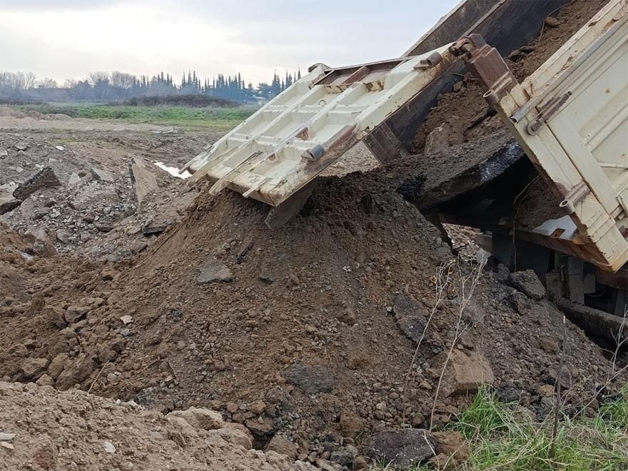 Πετούσαν παράνομα μπάζα από έργα για αγωγούς σε οικόπεδα στη Θεσσαλονίκη ενώ η σύμβαση των €7 εκατ. προέβλεπε διαχείρισή τους