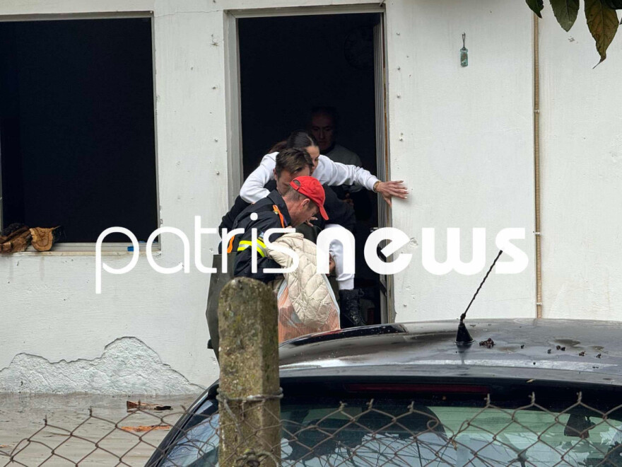 Πυροσβέστες μετέφεραν στα χέρια οικογένεια από πλημμυρισμένο σπίτι στον Πύργο, δείτε βίντεο και φωτογραφίες 