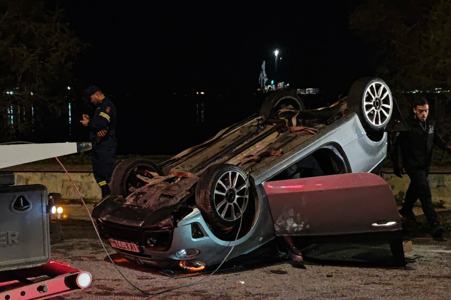 Ένας σοβαρά τραυματίας σε ανατροπή ΙΧ στην Αθηνών-Κορίνθου, δείτε βίντεο