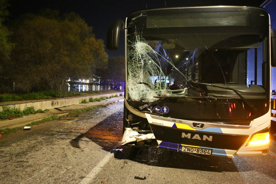 Ένας σοβαρά τραυματίας σε ανατροπή ΙΧ στην Αθηνών-Κορίνθου, δείτε βίντεο