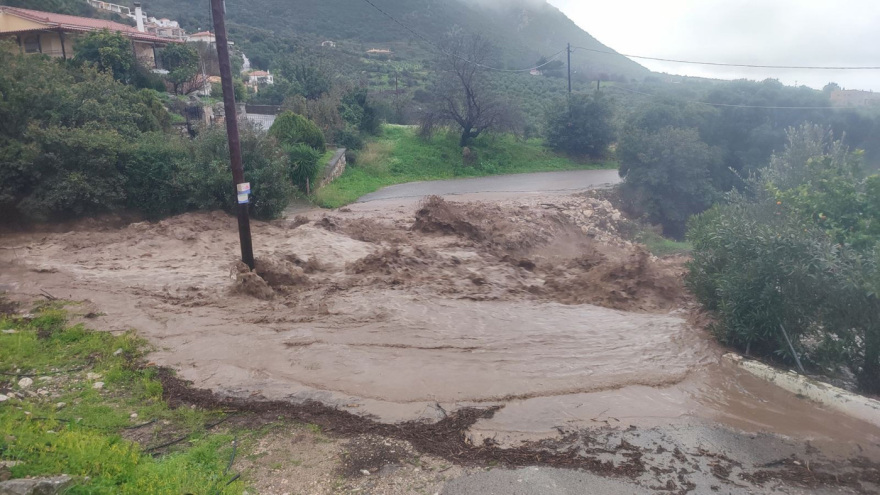 Έσπασε χείμαρρος στον Ξηρόκαμπο Μεσσηνίας, κλειστό τμήμα της εθνικής οδού Πύργου - Κυπαρισσίας - 112 για την Τριφυλία Μεσσηνίας