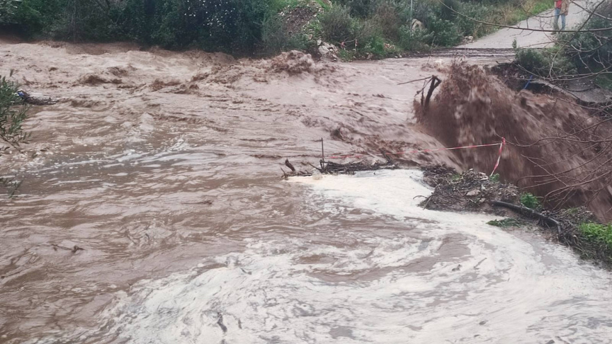 Έσπασε χείμαρρος στον Ξηρόκαμπο Μεσσηνίας, κλειστό τμήμα της εθνικής οδού Πύργου - Κυπαρισσίας - 112 για την Τριφυλία Μεσσηνίας