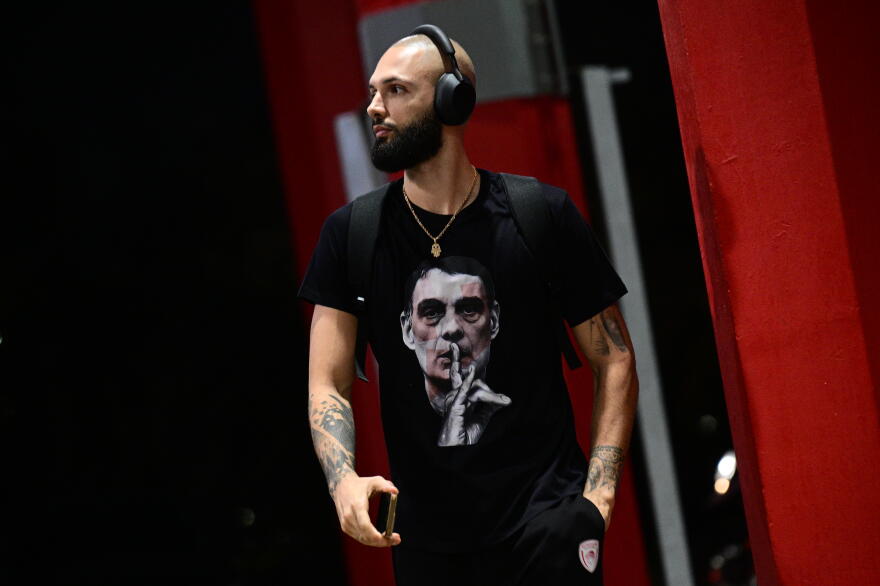 Απόλυτη στήριξη σε Μπαρτζώκα από τον Φουρνιέ: Φορώντας t-shirt με το πρόσωπο του προπονητή του έφτασε στο ΣΕΦ ο Γάλλος, βίντεο 