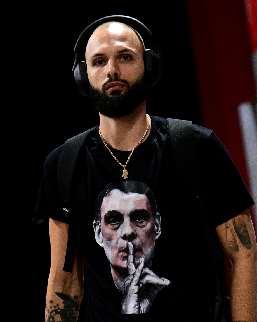 Απόλυτη στήριξη σε Μπαρτζώκα από τον Φουρνιέ: Φορώντας t-shirt με το πρόσωπο του προπονητή του έφτασε στο ΣΕΦ ο Γάλλος, βίντεο 