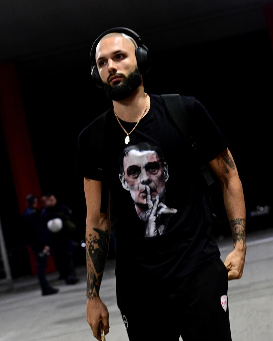 Απόλυτη στήριξη σε Μπαρτζώκα από τον Φουρνιέ: Φορώντας t-shirt με το πρόσωπο του προπονητή του έφτασε στο ΣΕΦ ο Γάλλος, βίντεο 