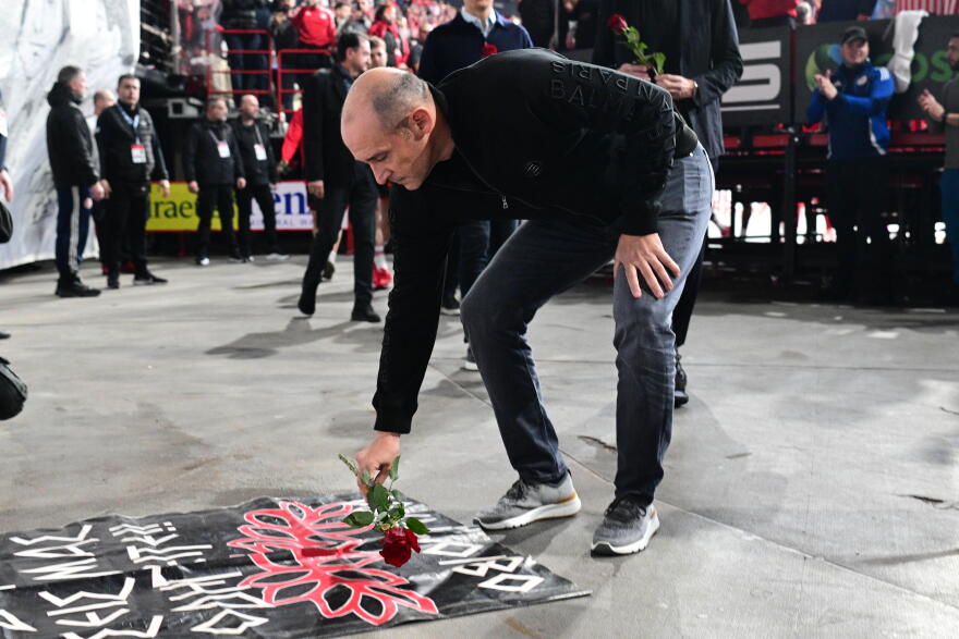 Αγγελόπουλοι, Μπαρτζώκας και η ομάδα του Ολυμπιακού τίμησαν στο ΣΕΦ τη μνήμη των θυμάτων της τραγωδίας της Θύρας 7, βίντεο