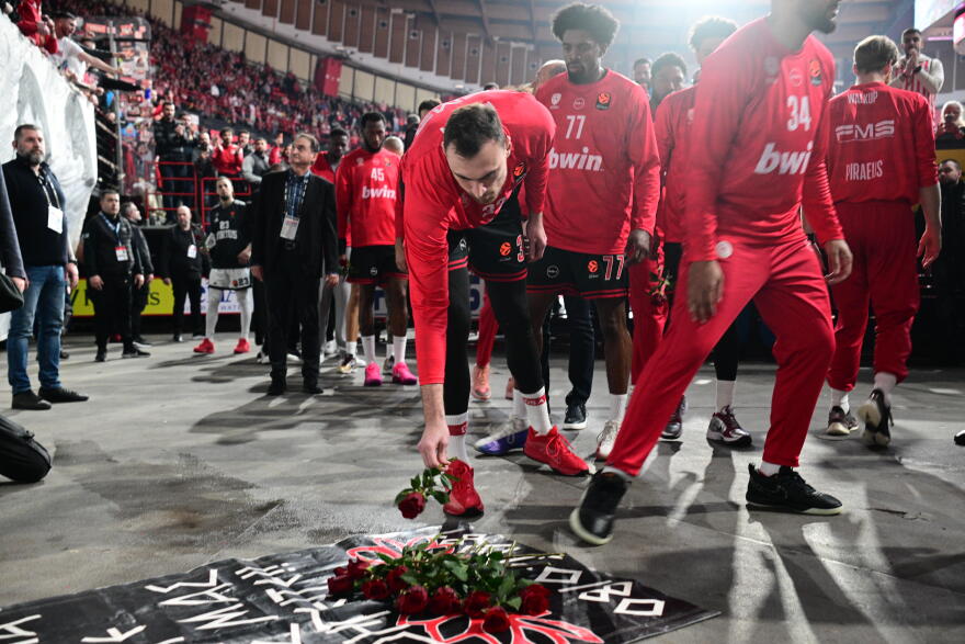 Αγγελόπουλοι, Μπαρτζώκας και η ομάδα του Ολυμπιακού τίμησαν στο ΣΕΦ τη μνήμη των θυμάτων της τραγωδίας της Θύρας 7, βίντεο