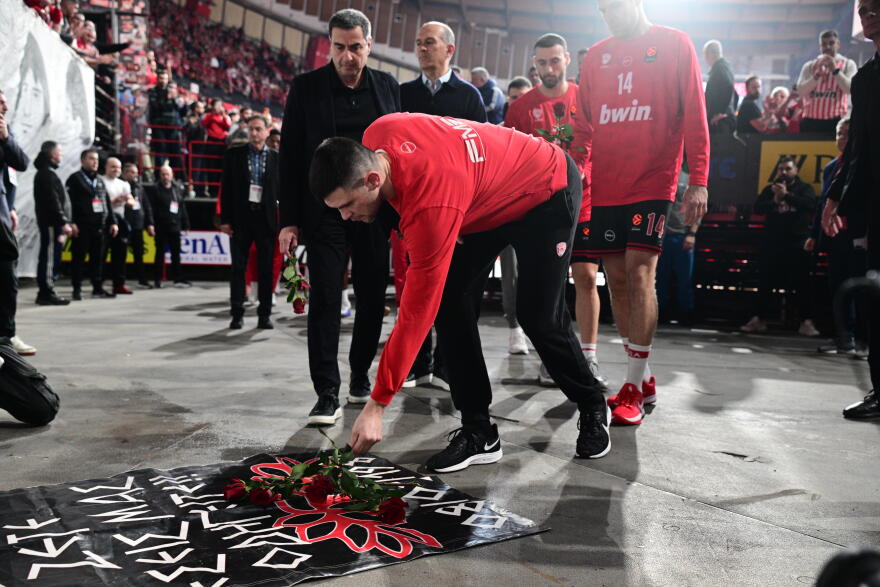 Αγγελόπουλοι, Μπαρτζώκας και η ομάδα του Ολυμπιακού τίμησαν στο ΣΕΦ τη μνήμη των θυμάτων της τραγωδίας της Θύρας 7, βίντεο