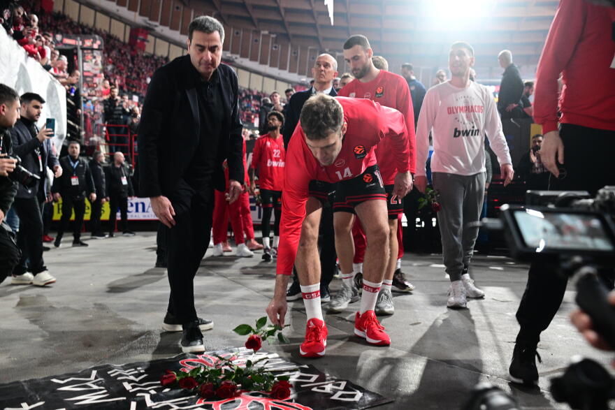 Αγγελόπουλοι, Μπαρτζώκας και η ομάδα του Ολυμπιακού τίμησαν στο ΣΕΦ τη μνήμη των θυμάτων της τραγωδίας της Θύρας 7, βίντεο