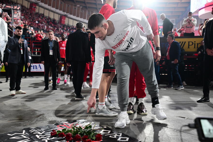 Αγγελόπουλοι, Μπαρτζώκας και η ομάδα του Ολυμπιακού τίμησαν στο ΣΕΦ τη μνήμη των θυμάτων της τραγωδίας της Θύρας 7, βίντεο