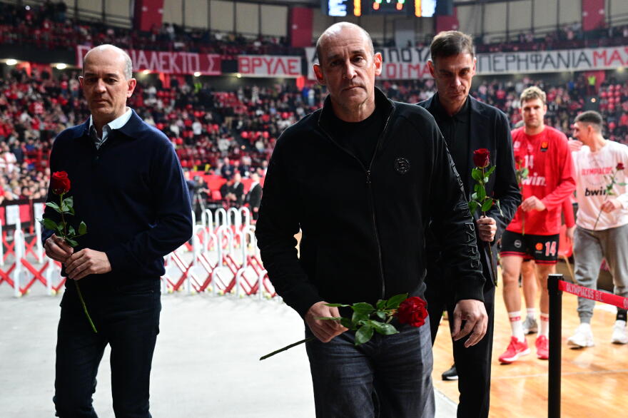 Αγγελόπουλοι, Μπαρτζώκας και η ομάδα του Ολυμπιακού τίμησαν στο ΣΕΦ τη μνήμη των θυμάτων της τραγωδίας της Θύρας 7, βίντεο