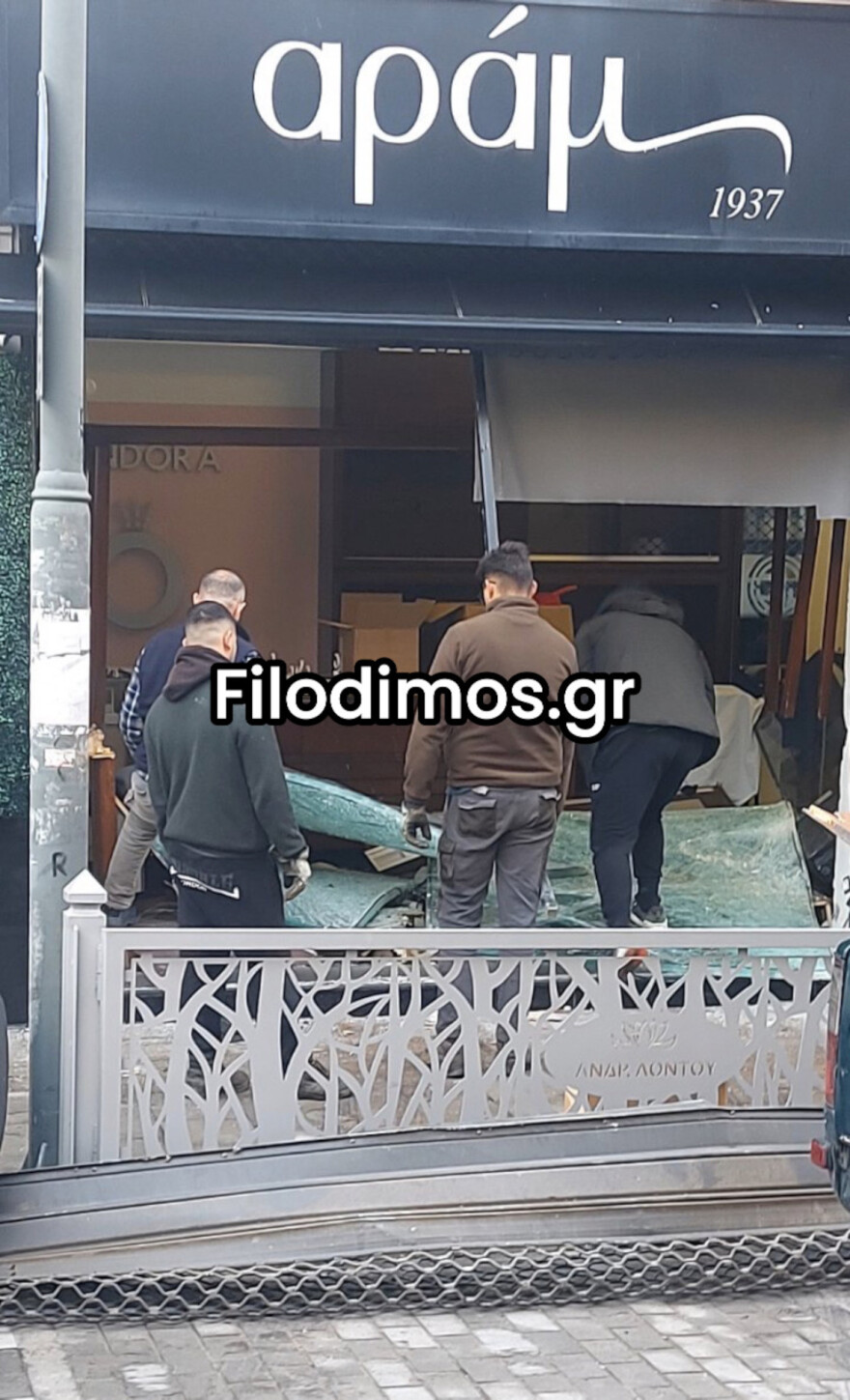 Έριξαν κλεμμένο αυτοκίνητο πάνω σε τζαμαρία κοσμηματοπωλείου στο Αίγιο και το λήστεψαν