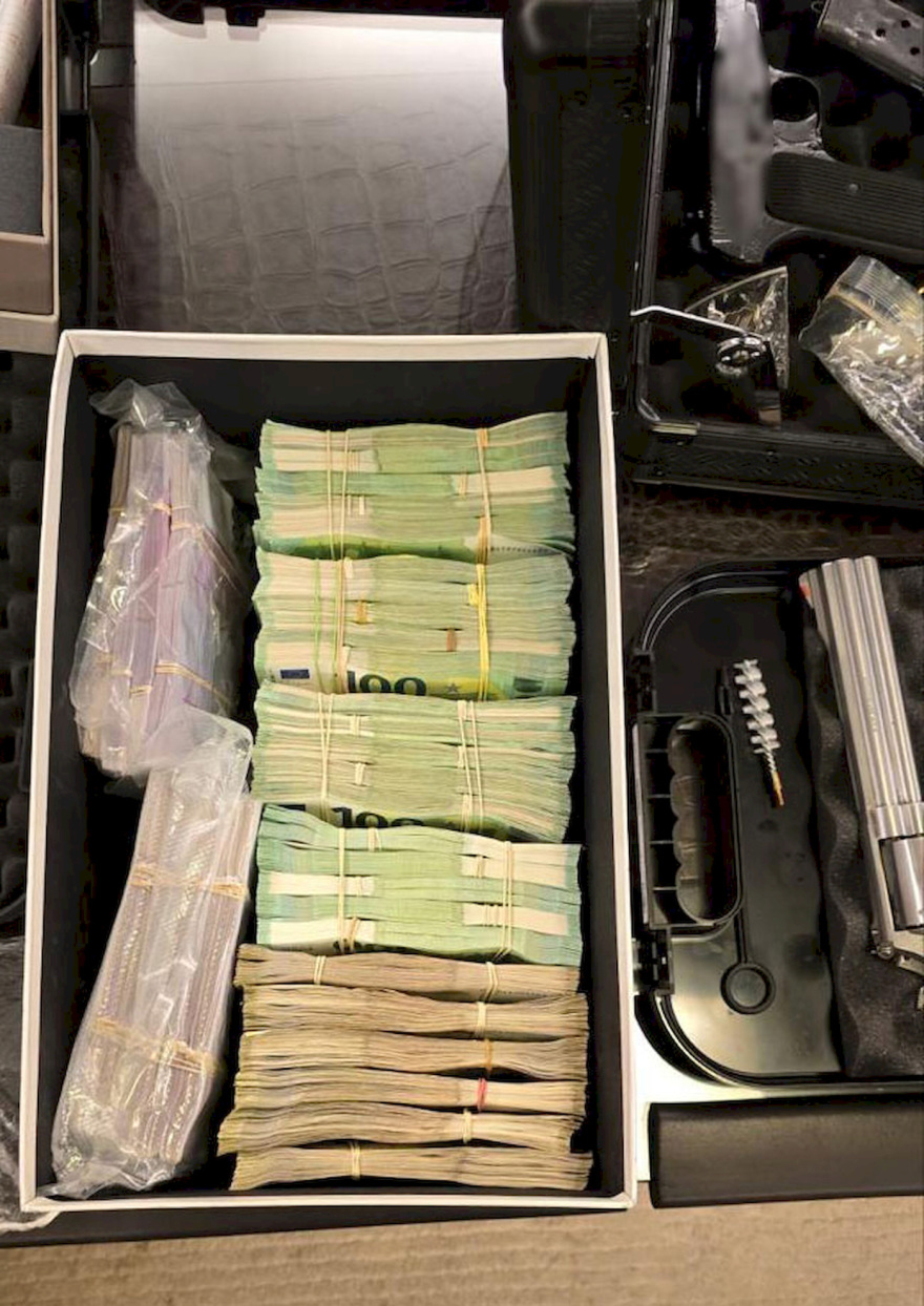 Οι αποθήκες του κυκλώματος λαθρεμπορίας καπνού: Κατασχέθηκαν όπλα και μετρητά, 25 συλλήψεις, δείτε βίντεο και φωτογραφίες