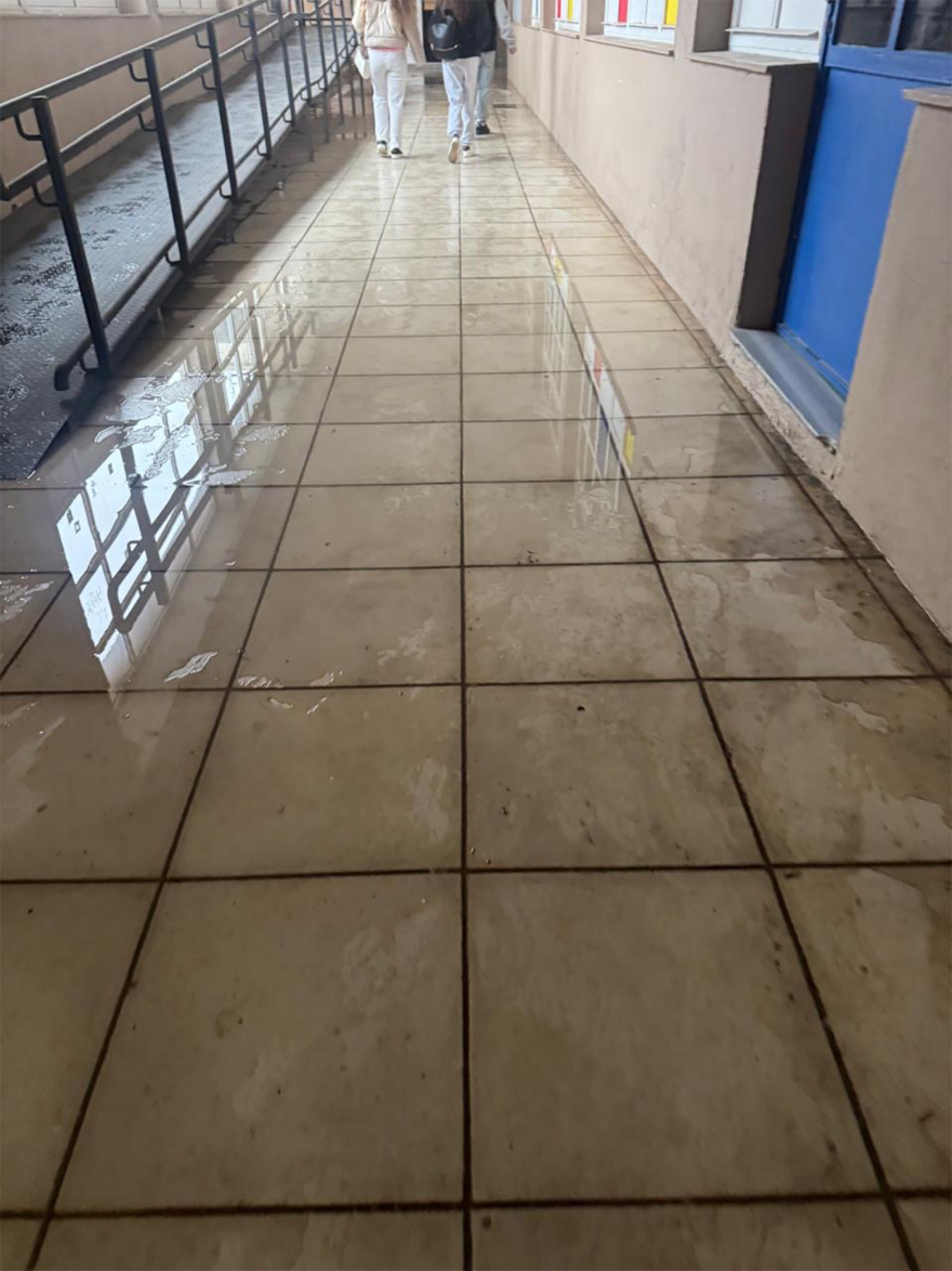 Άθλιες συνθήκες στο ΕΠΑΛ Αλεξανδρούπολης με σπασμένες εγκαταστάσεις και νερά που λιμνάζουν, δείτε βίντεο 
